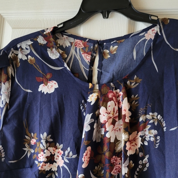 Floral Plus-Size 4x Cap sleeve blouse - Picture 3 of 8